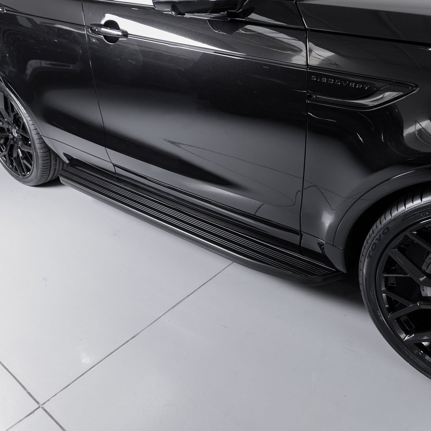 Black Shadow Side Steps - Land Rover Discovery